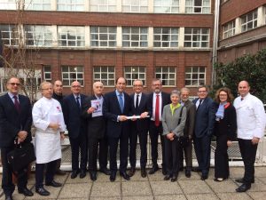 Patrick Scicard passe à Hervé Houdré le témoin du parrainage de la 48e promotion de BTS de l'École Hôtelière de Paris - Lycée Jean Drouant, entouré de Pierre Berthet (Promatel), du proviseur Michel Ryckebusch, de l'inspecteur Alain Caillat, de professeurs et d'anciens élèves du lycée.